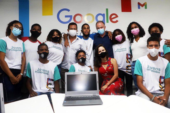 Governo do Estado iniciou a entrega dos 25 mil chromebooks para alunos da EJA e inaugura ‘Sala de Inovação e Experimentação’