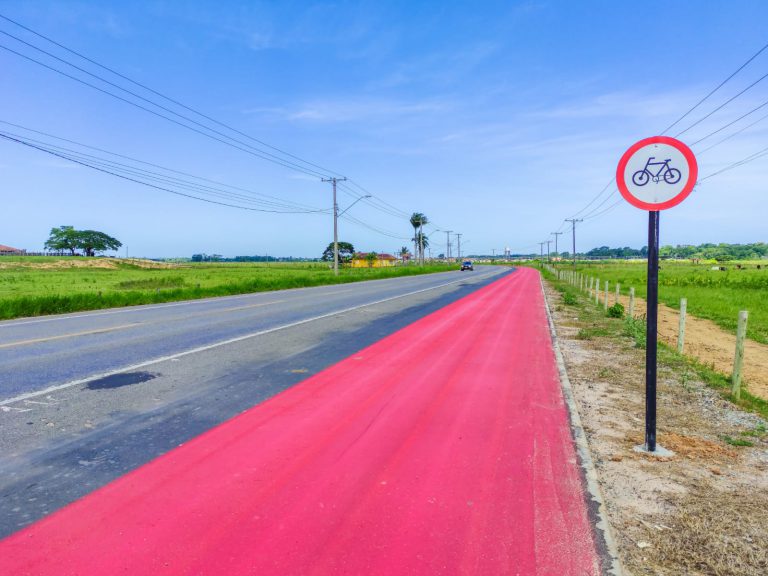 Prefeitura de Linhares inicia pintura da nova ciclovia entre o bairro Aviso e Residencial Mata do Cacau
