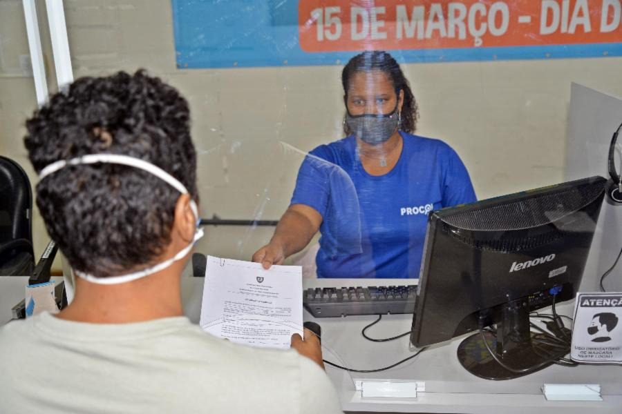 Procon da Serra atende em terminal de ônibus no dia do consumidor