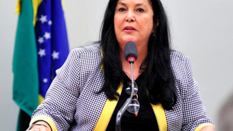 Senadora Rose de Freitas encaminha Raio-X Digital e direciona recurso para reforma de campo de futebol em São Mateus