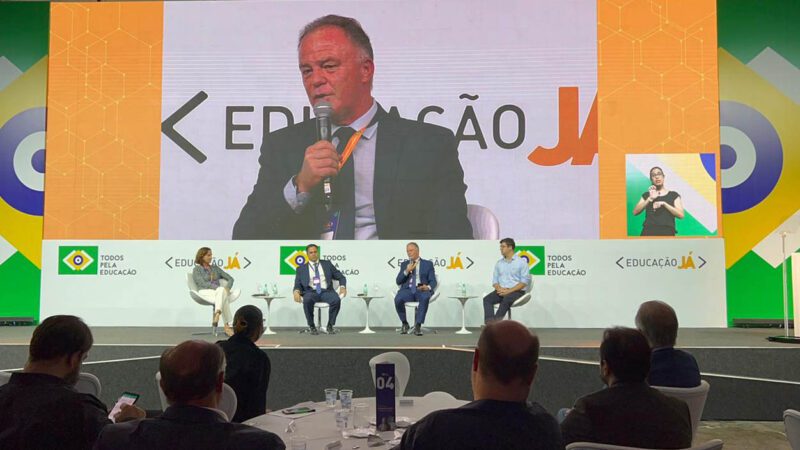 Governador Renato Casagrande do Espírito Santo destaca resultados da Educação em evento nacional