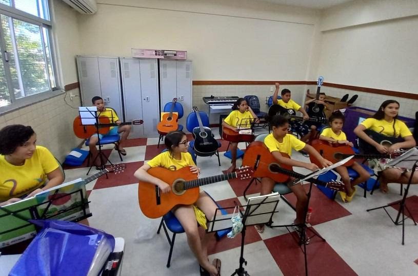 Crianças e adolescestes se formam em curso de violão na Serra