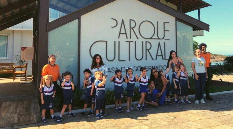 Alunos da Educação Infantil fazem visita pedagógica na Casa do Governador na Praia da Costa