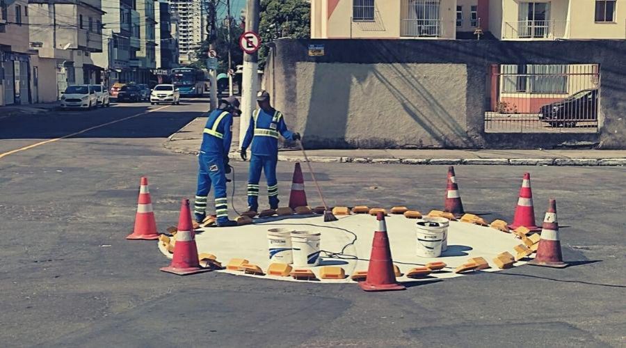 Prefeitura implanta rotatória e sinalização em ruas de Santa Mônica e Gaivotas