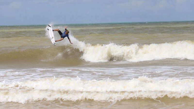 ​Etapa do Circuito Nacional Surf de Base com altas ondas em Vila Velha