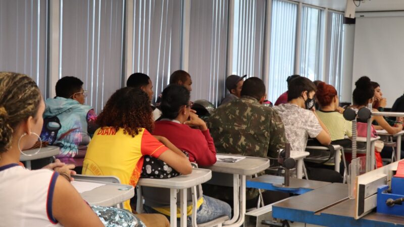 Aula inaugural na unidade móvel capacita vianenses