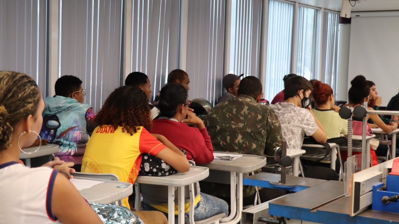Aula inaugural na unidade móvel capacita vianenses