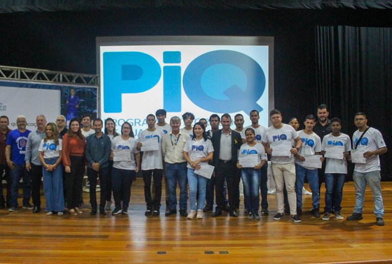 Prefeito Bruno Marianelli participa da formatura de 80 alunos dos cursos do programa de qualificação
