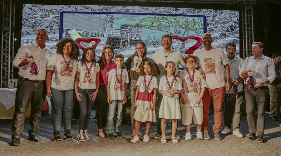 Livro com textos de alunos e professores é destaque em Feira Literária