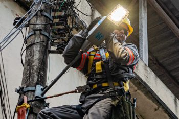 Mais segurança e economia: bairros de Vitória recebem novas luminárias
