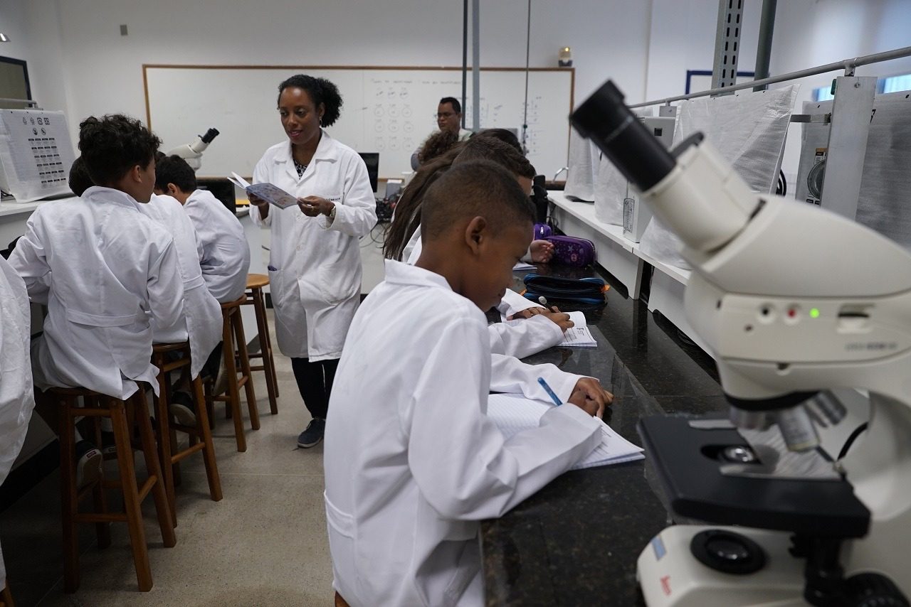 Alunos da Emef Manoel Mello participam de projeto de iniciação científica no Ifes de Cariacica