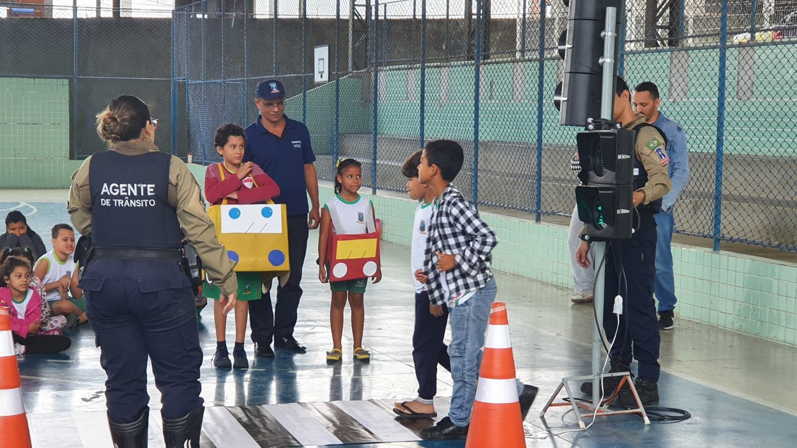Emef Mariuza Secchin no bairro Nova Rosa da Penha em Cariacica recebe apresentação teatral para ensino educação no trânsito às crianças