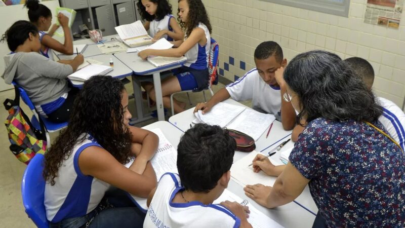 Servidores da educação em Vitória receberão bônus por desempenho neste mês