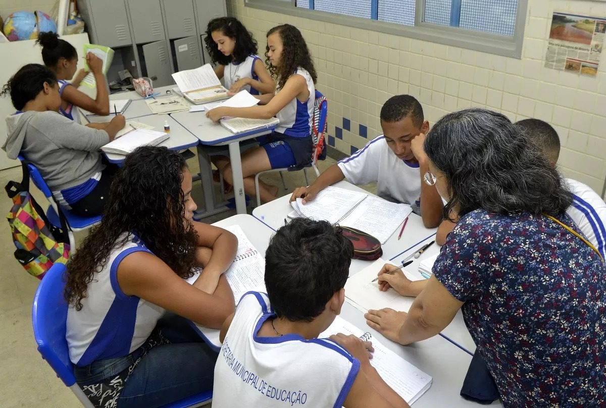 Servidores da educação em Vitória receberão bônus por desempenho neste mês