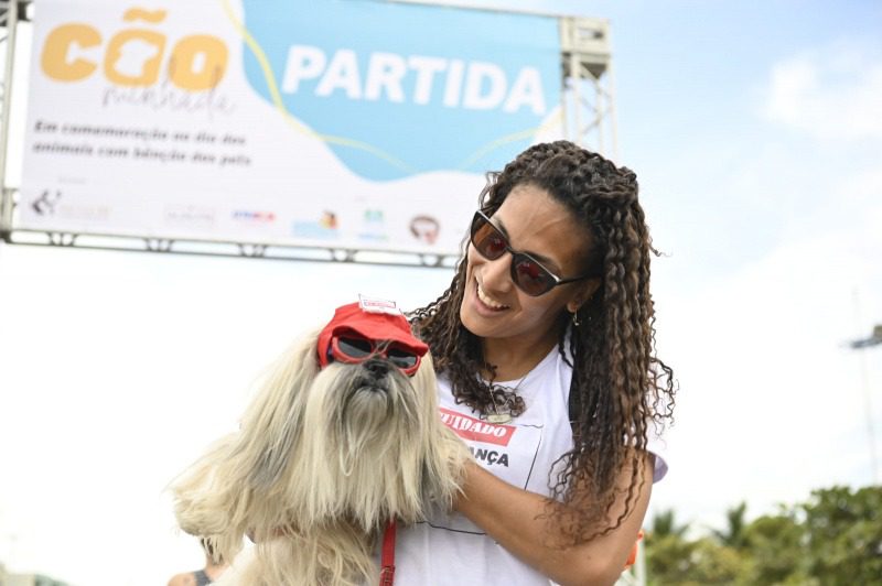 Cãominhada reúne pets, tutores e amigos na Praia de Camburi
