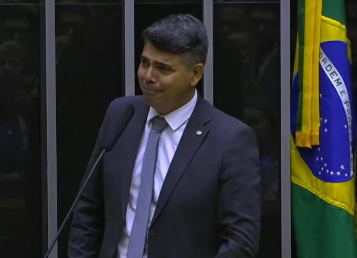 Momento tenso: Tumulto e agressões marcam a Sessão de Promulgação da Reforma Tributária na Câmara dos Deputados