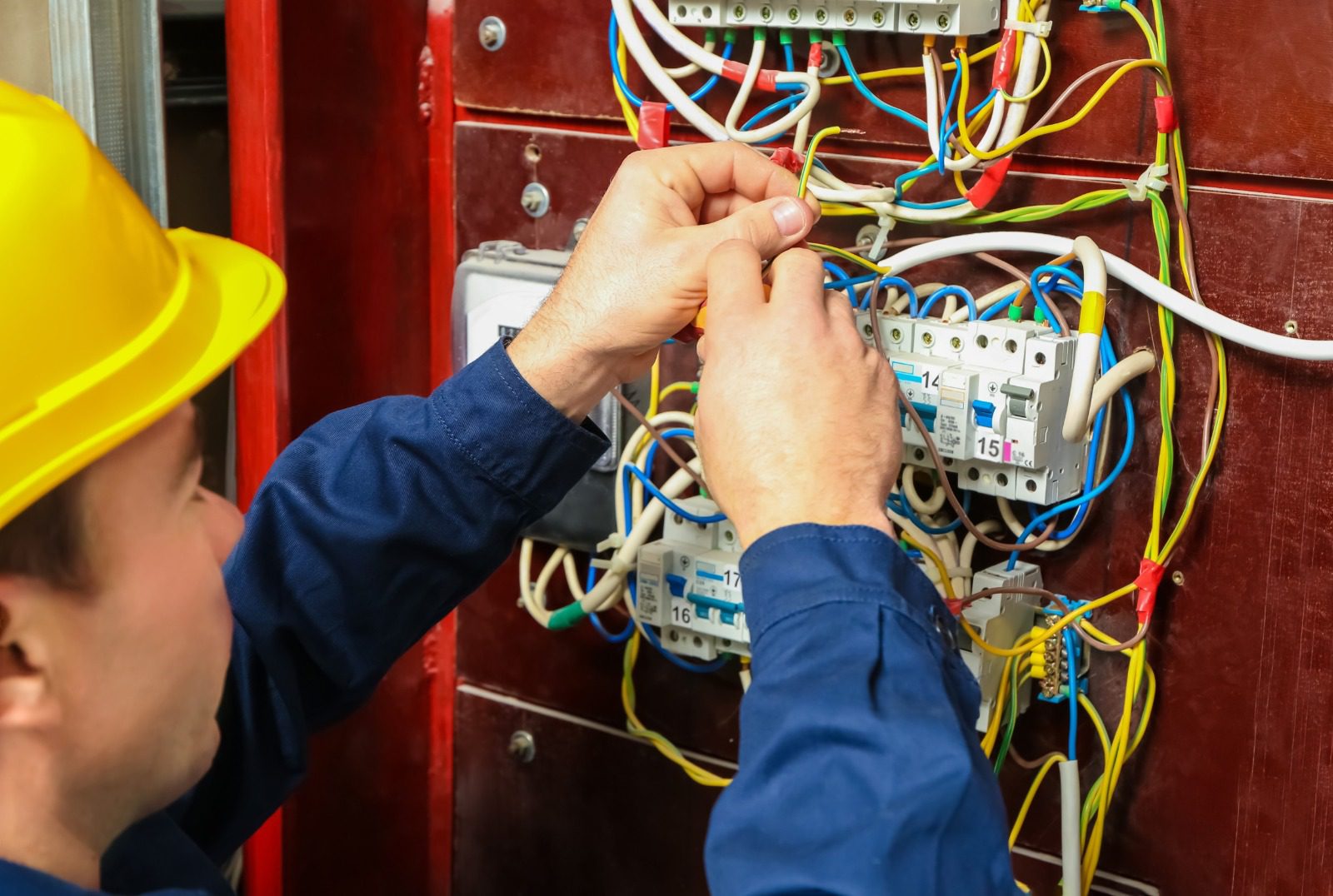 Capacitação em Destaque: Vagas disponíveis para o curso de eletricista na Serra