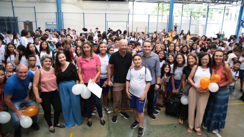 Pazolini acompanha a volta às aulas de 2024 em Vitória!