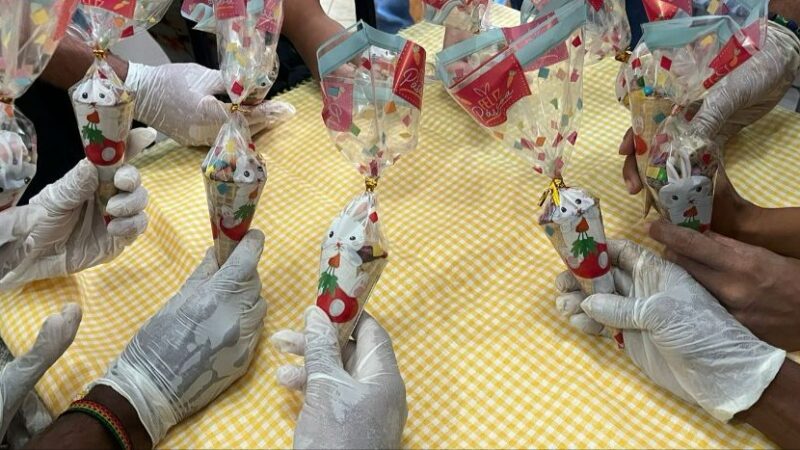 Pessoas em situação de rua desfrutam de almoço e oficina de chocolate nesta quarta-feira (27)