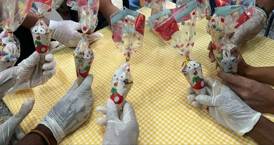Pessoas em situação de rua desfrutam de almoço e oficina de chocolate nesta quarta-feira (27)