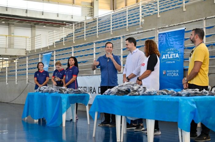 Novos uniformes levam emoção e gratidão às alunas do Projeto Pé de Moleque