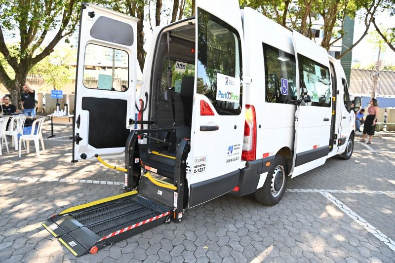 Serviço Porta a Porta para cadeirantes recebe reforço com chegada de novo veículo