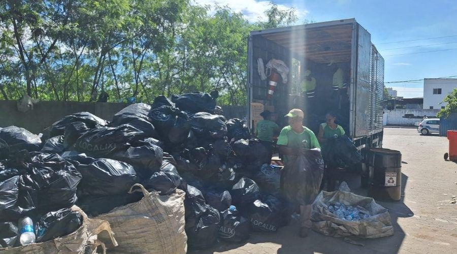 Prefeitura destina 1,6 tonelada de material reciclado para associação Revive