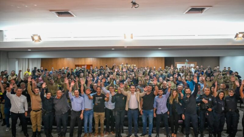 Pazolini presta uma homenagem histórica à dedicação das Guardas Municipais