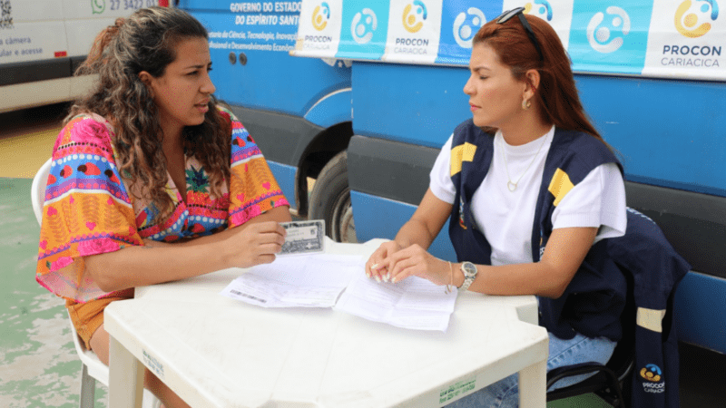 Consumidores do bairro Bandeirantes recebem suporte do Procon de Cariacica em atendimento itinerante na praça