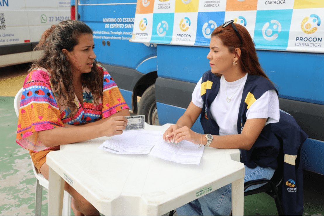 Consumidores do bairro Bandeirantes recebem suporte do Procon de Cariacica em atendimento itinerante na praça
