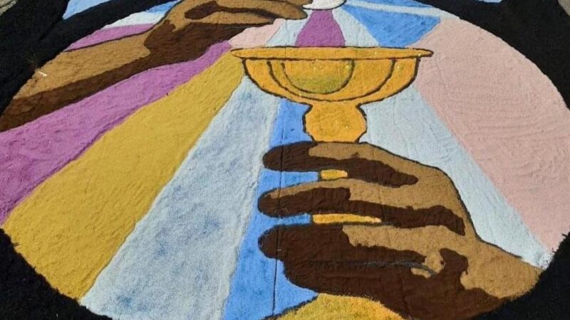 Serra celebra Corpus Christi com show de Rosa de Saron e tapete de 1,4 km