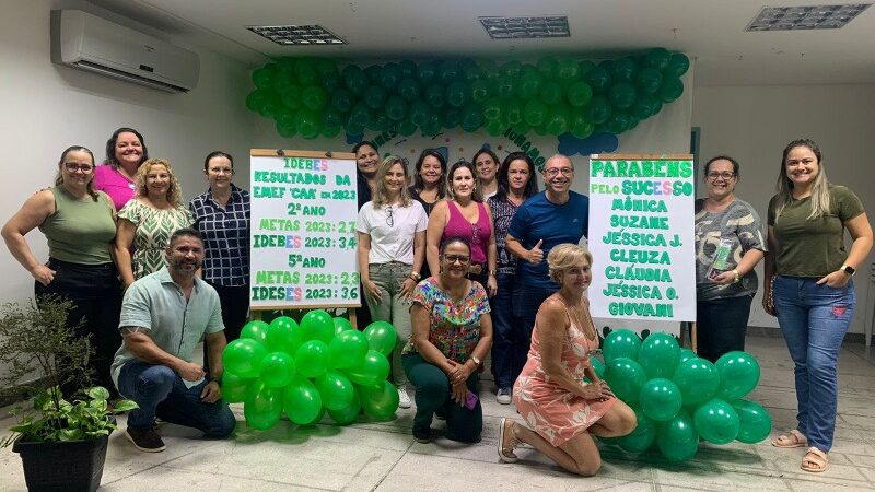 Educadores recebem reconhecimento pelo bom rendimento dos alunos no processo de aprendizado