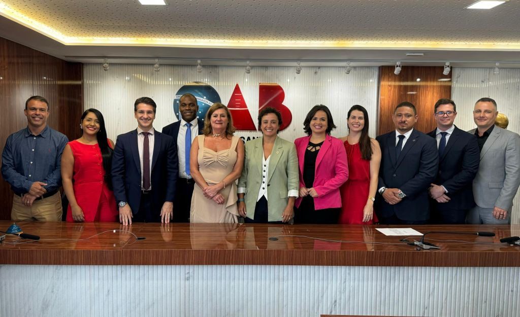 Érica Neves assume presidência da OAB-ES em posse conduzida por Anabela Galvão