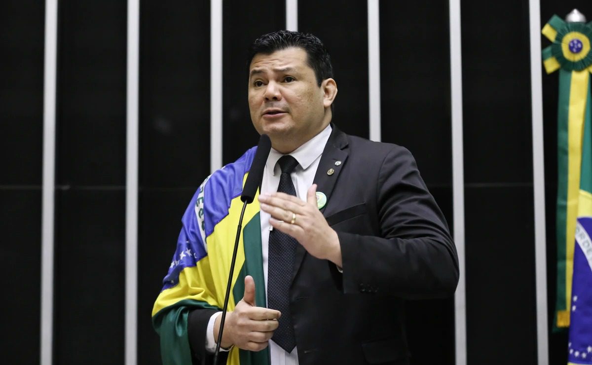 Conselho de Ética aprova suspensão cautelar do mandato de Gilvan da Federal por quebra de decoro