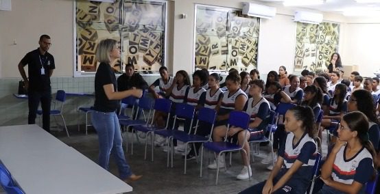 Alunos de Vila Velha participam de palestra do Procon sobre consumo consciente