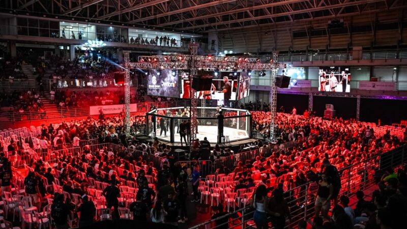 Público prestigia noite de lutas no Ginásio do Tancredão em evento oficial de MMA