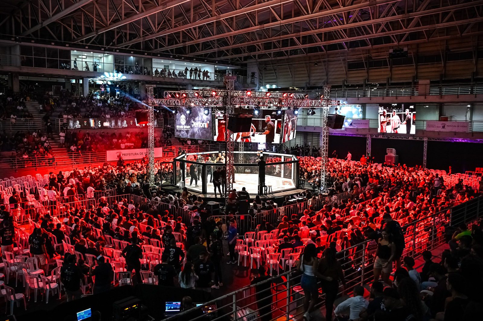 Público prestigia noite de lutas no Ginásio do Tancredão em evento oficial de MMA