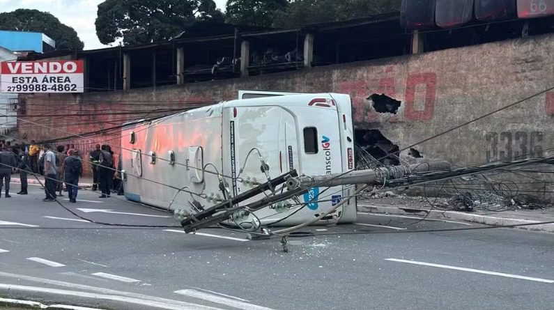Motorista de ônibus que tombou em Cariacica estava com CNH vencida desde 2023
