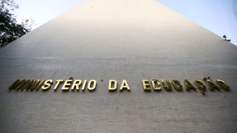 MEC proíbe formato EAD para 5 cursos e reduz limite de aulas online