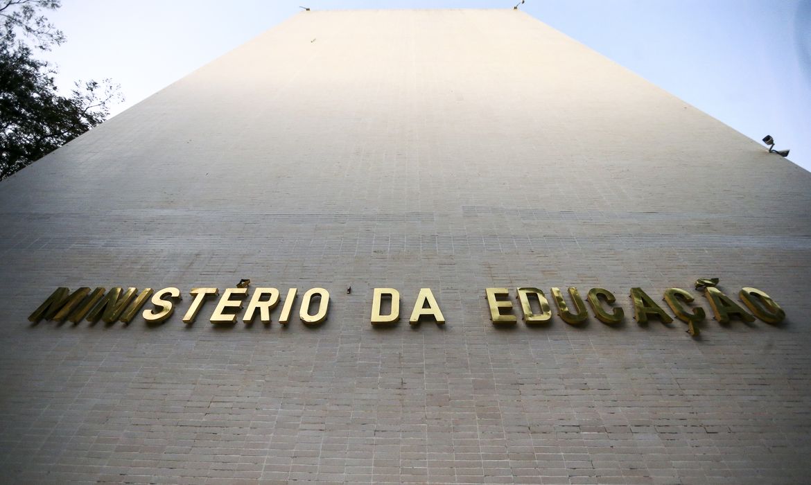 MEC proíbe formato EAD para 5 cursos e reduz limite de aulas online