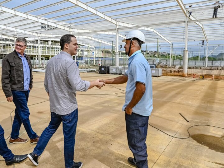 Pazolini e Evair de Melo visitam obra de cobertura das quadras do Tancredão seguem a todo vapor