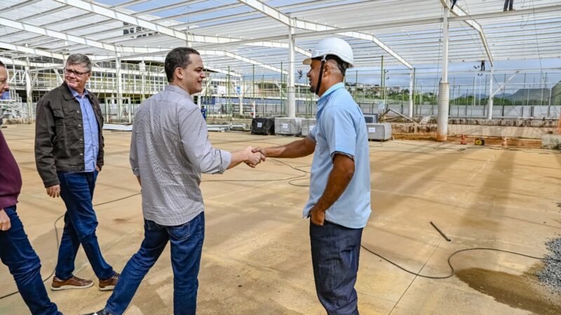 Pazolini e Evair de Melo visitam obra de cobertura das quadras do Tancredão seguem a todo vapor