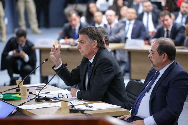Em depoimento, Bolsonaro chama apoiadores intervenção militar de “malucos”