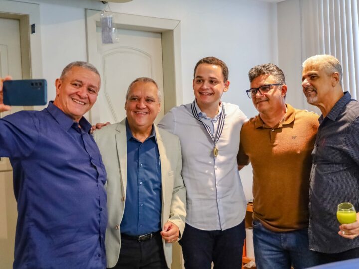 Prefeito de Vitória recebe Medalha e Certificado de Honra ao Mérito da Aspomires