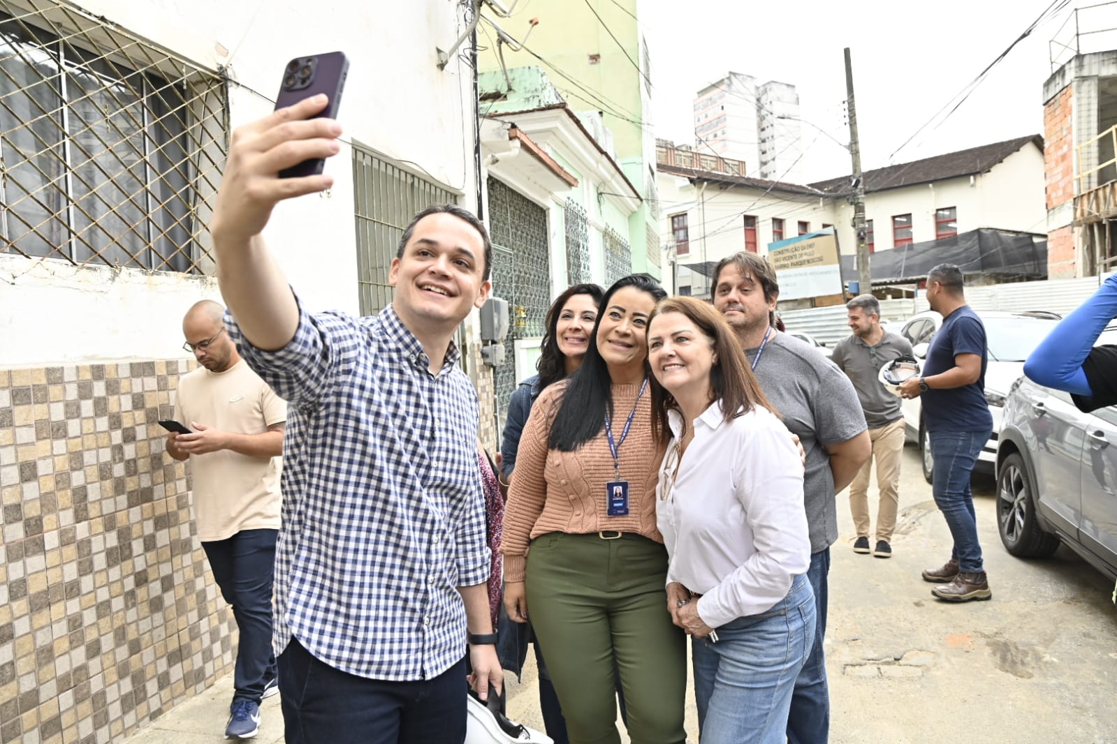 Pazolini e lideranças comunitárias visitam obras da nova EMEF São Vicente de Paulo no centro de Vitoria