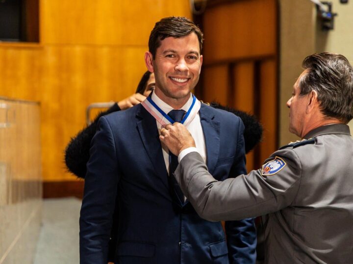 Arnaldinho Borgo é condecorado pela Ales e recebe a Ordem do Mérito Domingos Martins