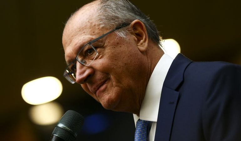 Tarifaço de Trump: Alckmin informa que, até terça (15), Brasil publicará decreto de reciprocidade