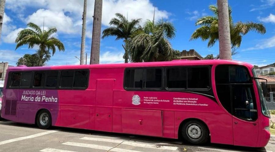 Ônibus Rosa da Lei Maria da Penha chega à Prainha de terça a sexta-feira