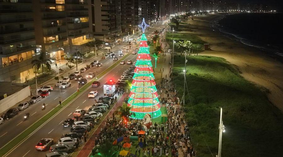Iluminação das árvores de 23 metros dá início ao Natal mágico de Vila Velha