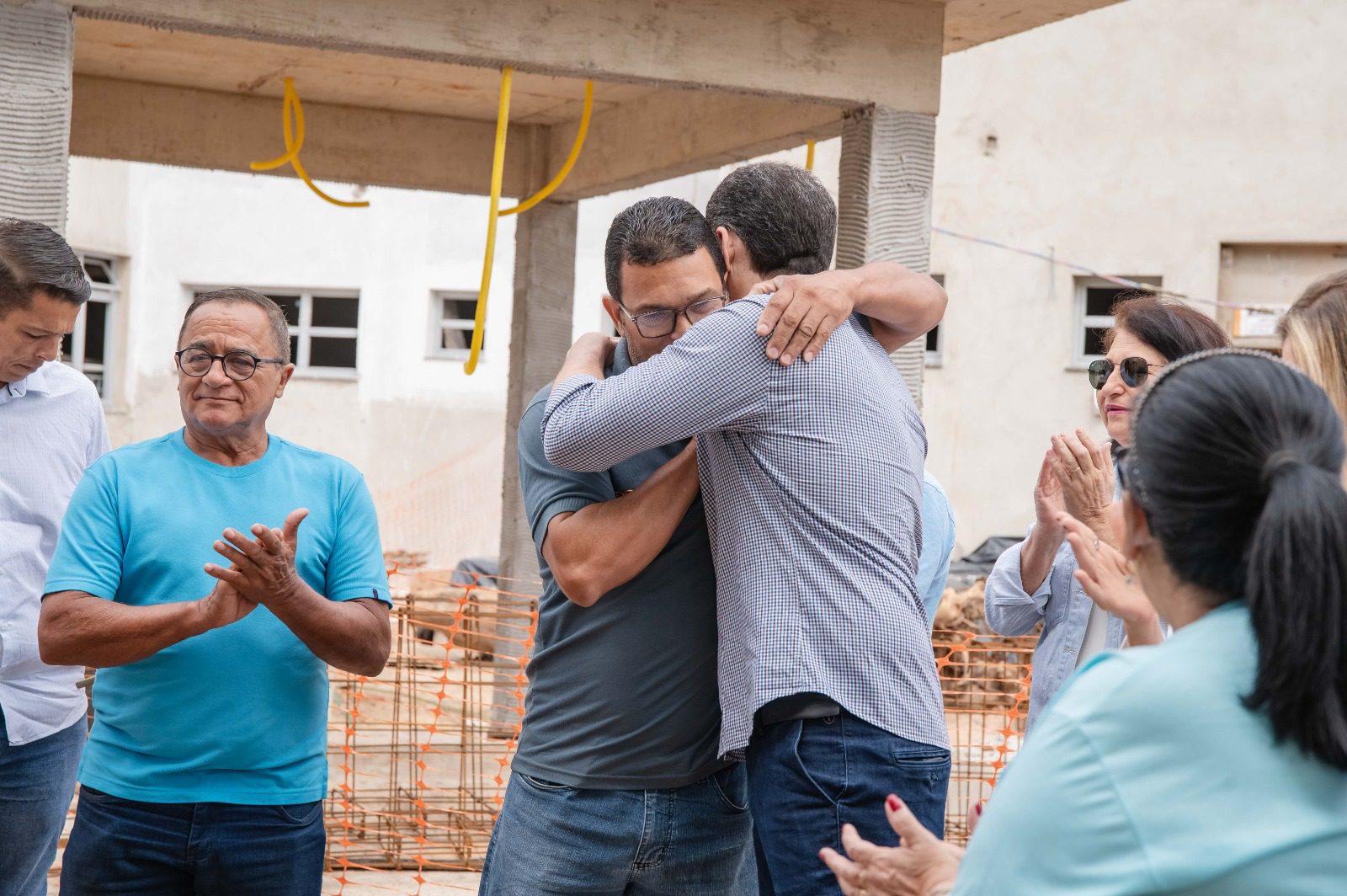 Pazolini e lideranças comunitárias visitam obra da nova Unidade de Saúde e do CRAS de Grande Vitória